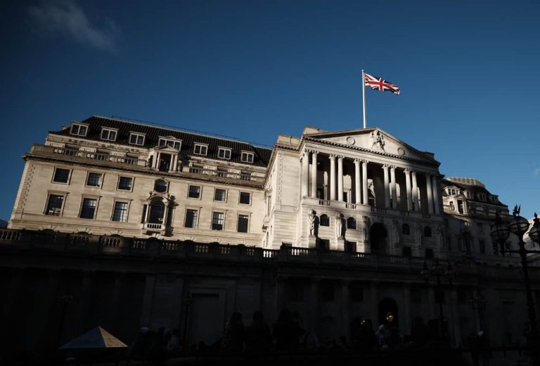 Bank of England memotong tarif sebesar seperempat titik karena dua memilih untuk pengurangan jumbo