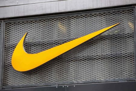 Beli saham Nike secara agresif karena Playbook CEO baru harus berfungsi, kata analis