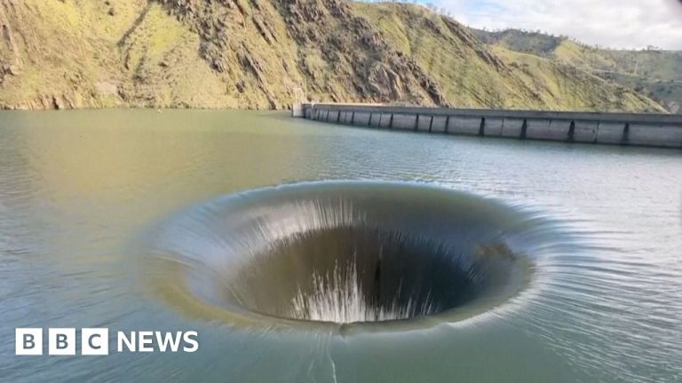 Bendungan seperti plughole menciptakan tampilan air yang memikat