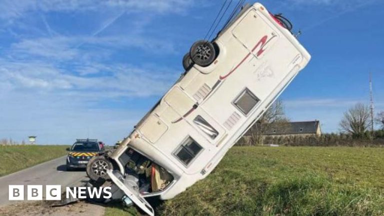 Campervan misteri yang terbalik di Brittany