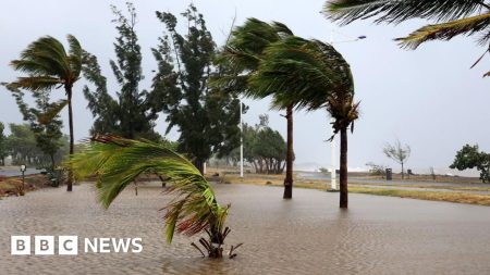 Cyclone Garance membunuh tiga saat menyapu melalui pulau reunion