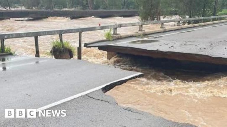 Jalan raya utama sebagian runtuh karena banjir Australia memburuk