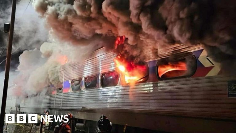 Kereta penumpang diliputi api di Pennsylvania