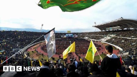 Kerumunan besar berkumpul untuk pemakaman pemimpin Hizbullah