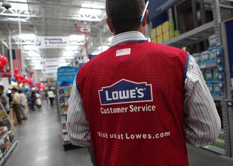 Lowe’s Stock melompat dengan meningkatnya penjualan toko untuk pertama kalinya dalam 2 tahun