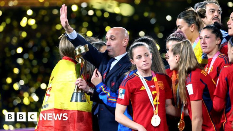 Mantan bos sepak bola Spanyol Luis Rubiales diadili atas ciuman Piala Dunia