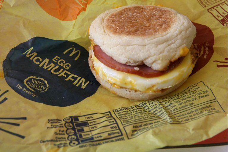 McDonald’s menolak biaya tambahan telur, menawarkan diskon McMuffin