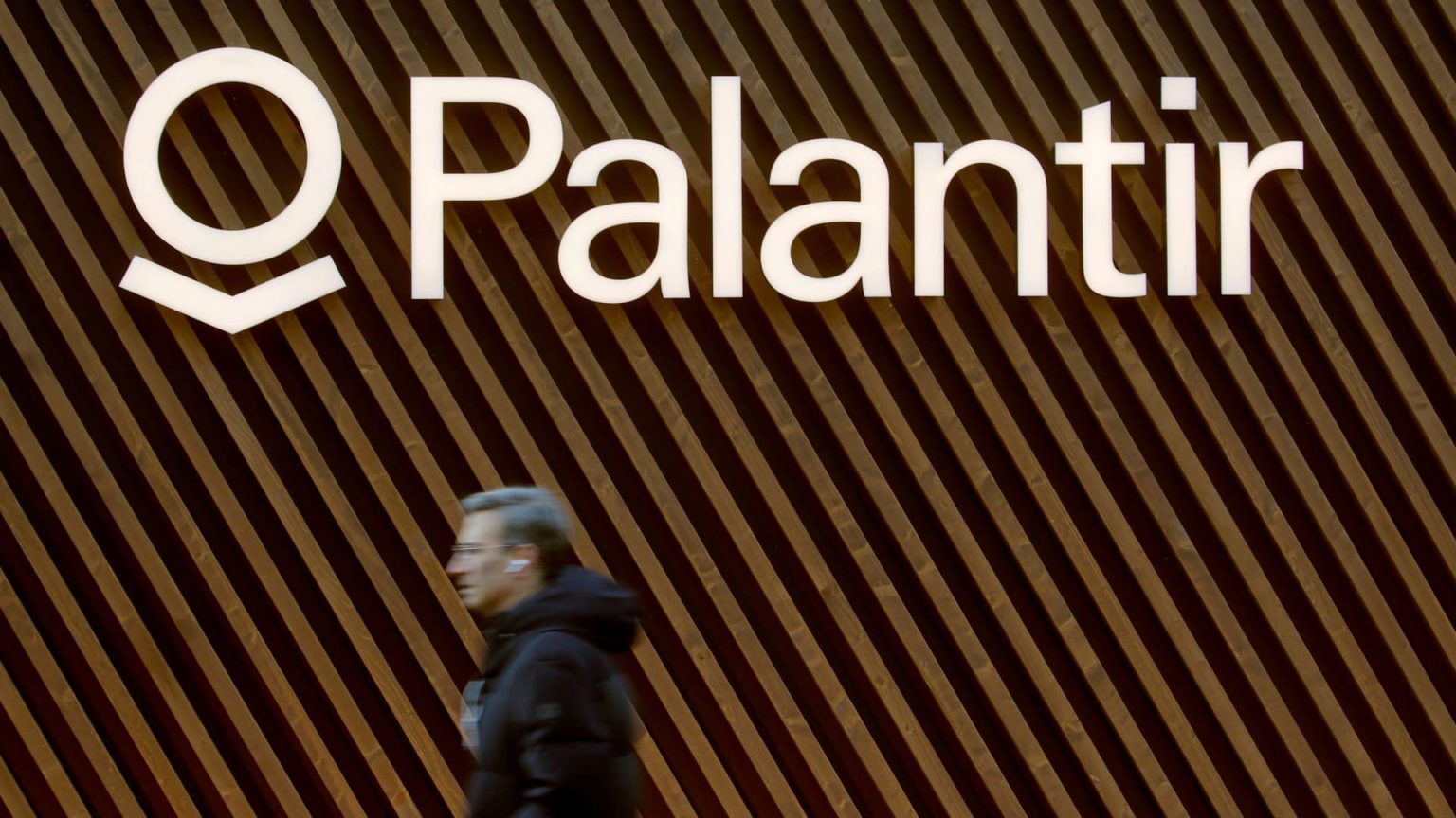 Palantir favorit pasar sekali pakai turun 8% pada hari Senin dan sekarang turun lebih dari 25% dari tinggi