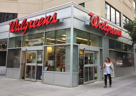 Pembelian Walgreens seharusnya meningkatkan saham, tetapi analis ini mengatakan Sell