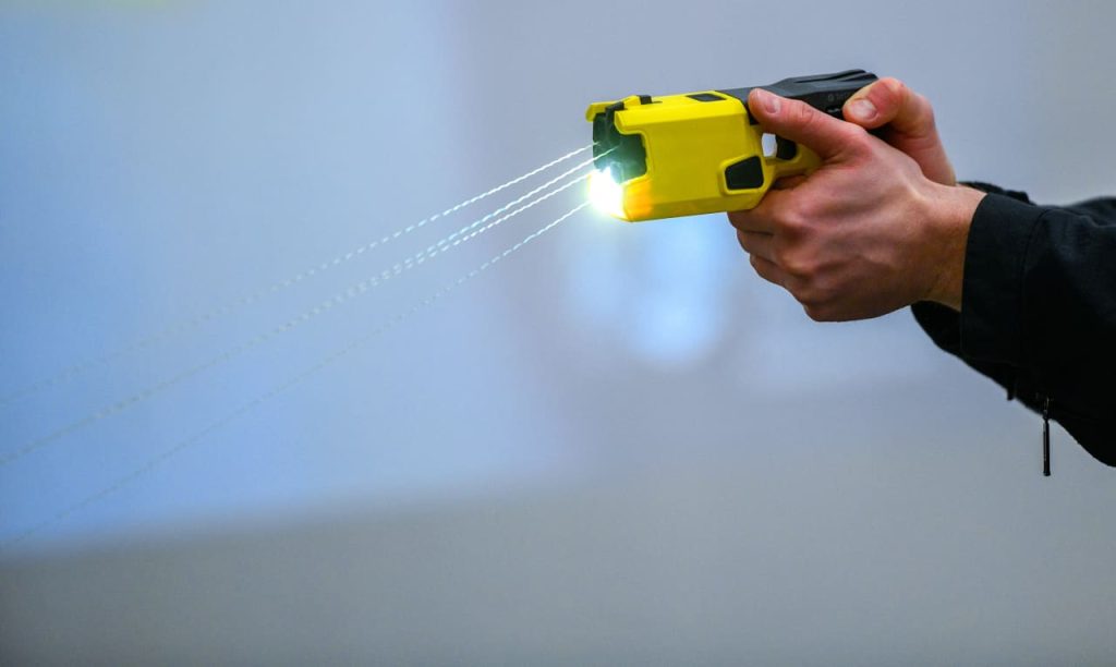 Pembuat Taser Axon menyikat kekhawatiran pemotongan anggaran sebagai demonstrasi stok