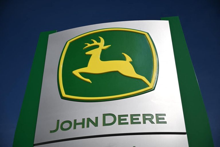 Pemegang saham Deere menolak proposal anti-DEI, karena Trump menekan Apple untuk meninggalkan rencana keragaman