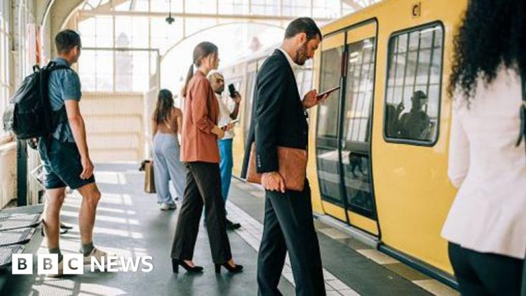 Pria didenda karena panggilan pengeras suara di stasiun Prancis