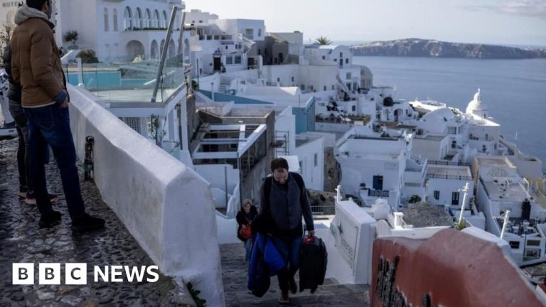 Ribuan Mengevakuasi Santorini Setelah Gempa Bumi Goyang Pulau Yunani