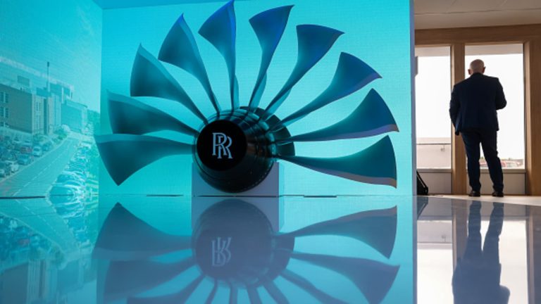 Rolls-Royce melompat 15% dengan beat laba, Outlook optimis