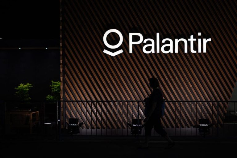 Saham Palantir melonjak saat traksi AI mendorong ketukan pendapatan besar di seluruh papan