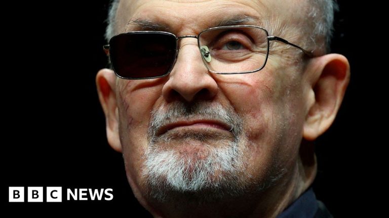 Salman Rushdie bersaksi dia pikir dia sekarat setelah menusuk