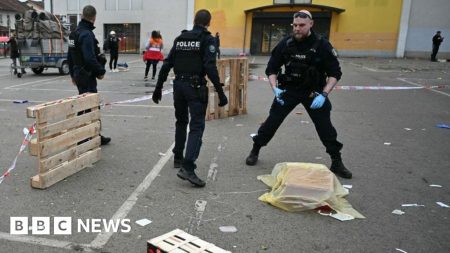 Satu orang tewas dan dua petugas polisi terluka setelah menusuk di Prancis