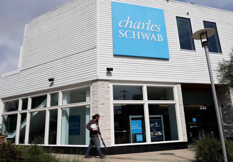 Schwab membeli kembali sebagian dari sahamnya karena TD menjual 10% sahamnya