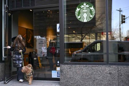 Starbucks untuk memotong 1.100 pekerjaan dalam perpindahan perampingan terbaru