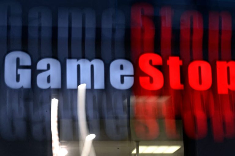 Stok GameStop meningkat setelah Ryan Cohen Posting gambar dengan CEO Strategi, memicu obrolan bitcoin