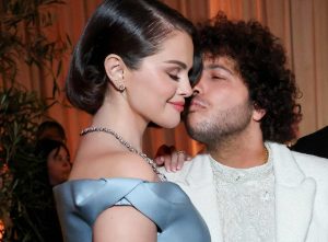 Tepat sebelum bertunangan, miliarder Selena Gomez dan Benny Blanco membeli mansion Beverly Hills senilai $ 35 juta