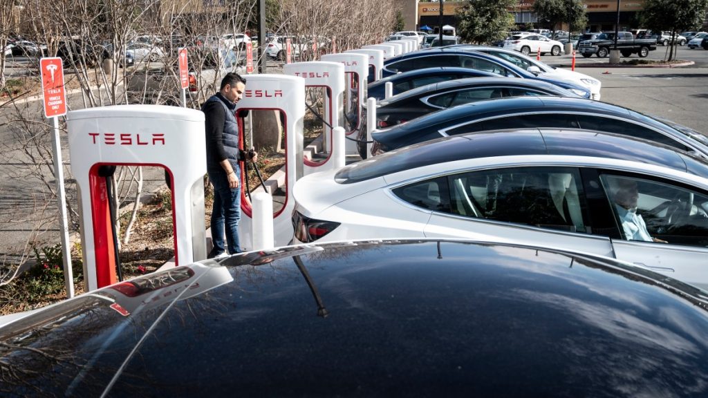 Tesla untuk menguji antrian virtual di lokasi supercharging