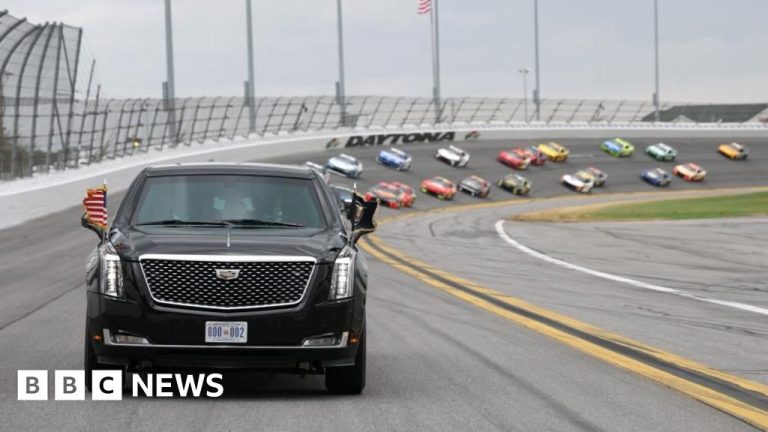 Tonton: Motor Trump Mengendarai Lap Daytona 500 Racetrack