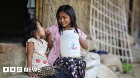 Trump bantuan luar negeri untuk tetap tinggal untuk saat ini, Peraturan Kepala Mahkamah Agung AS