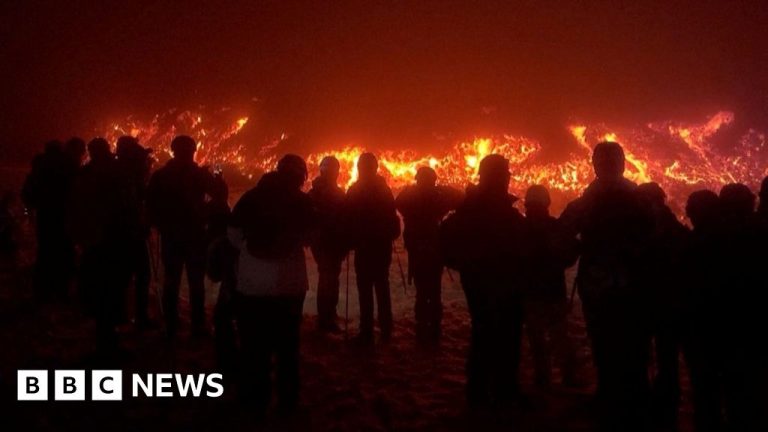 Turis memperingatkan untuk menjauh dari Gunung Etna Lava