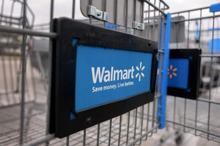 Walmart dilaporkan memotong pekerjaan saat memfokuskan kembali di markas Bentonville