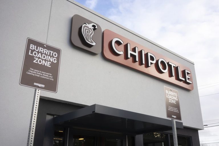 Wastafel saham Chipotle setelah pendapatan, karena tren penjualan mengecewakan investor