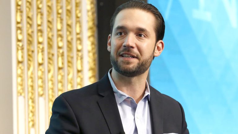 Alexis Ohanian, Kevin Rose bekerja sama untuk membeli dan menghidupkan kembali Digg