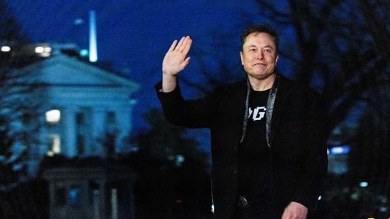 Bagaimana dukungan Trump Elon Musk bisa menyakitkan – atau membantu – Tesla