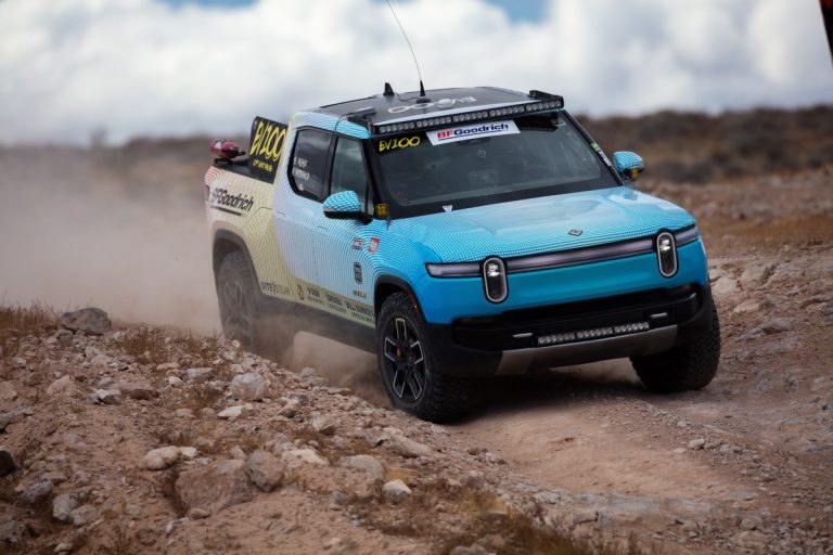 Chevy Silverado EV vs Rivian R1T: Bagaimana dua EV menangani perlombaan off-road mint 400 ikonik