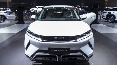 EV Giant BYD melampaui Tesla dengan penjualan tahunan lebih dari $ 100 miliar