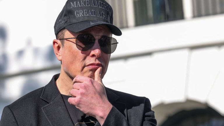 Elon Musk memberi tahu karyawan Tesla ‘Bertahanlah untuk Stok Anda’ di semua tangan