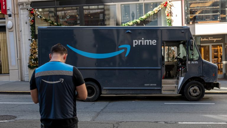 FTC meminta untuk menunda kasus praktik penipuan Amazon Prime, mengutip kekurangan staf