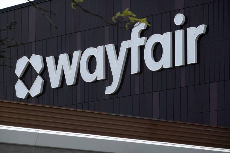 Investasi teknologi Wayfair memungkinkannya untuk memotong ratusan pekerjaan teknologi