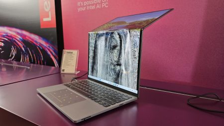 Lenovo menggoda laptop konsep layar bertenaga surya dan lipat