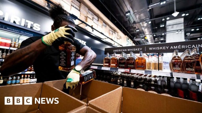 Pembuat Jack Daniel mengatakan Kanada mengambil botol dari rak ‘lebih buruk dari tarif’