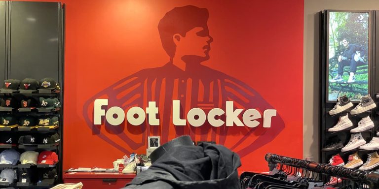 Pemulihan penjualan Foot Locker berlanjut, tetapi tekanan konsumen menyakiti Outlook