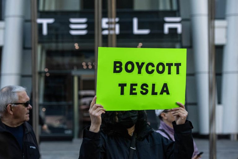 Penjualan Tesla ‘secara signifikan berkinerja buruk’ di semua wilayah utama, kata analis