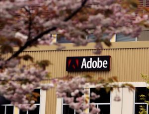 Saham Adobe telah menjadi AI Laggard. Prakiraan pendapatan ho-hum menambah penurunannya.