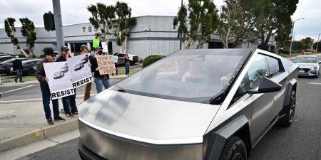 Tesla menghadapi ‘pertumbuhan yang lebih lambat dan meningkatnya risiko’ di antara meningkatnya alasan untuk khawatir