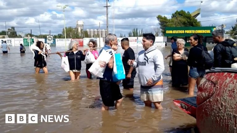 Warga melarikan diri dari rumah di kota Argentina yang banjir