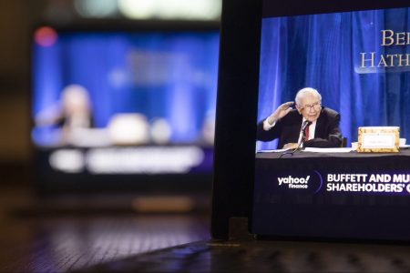 Warren Buffett ingin memberikan $ 1 juta untuk March Madness